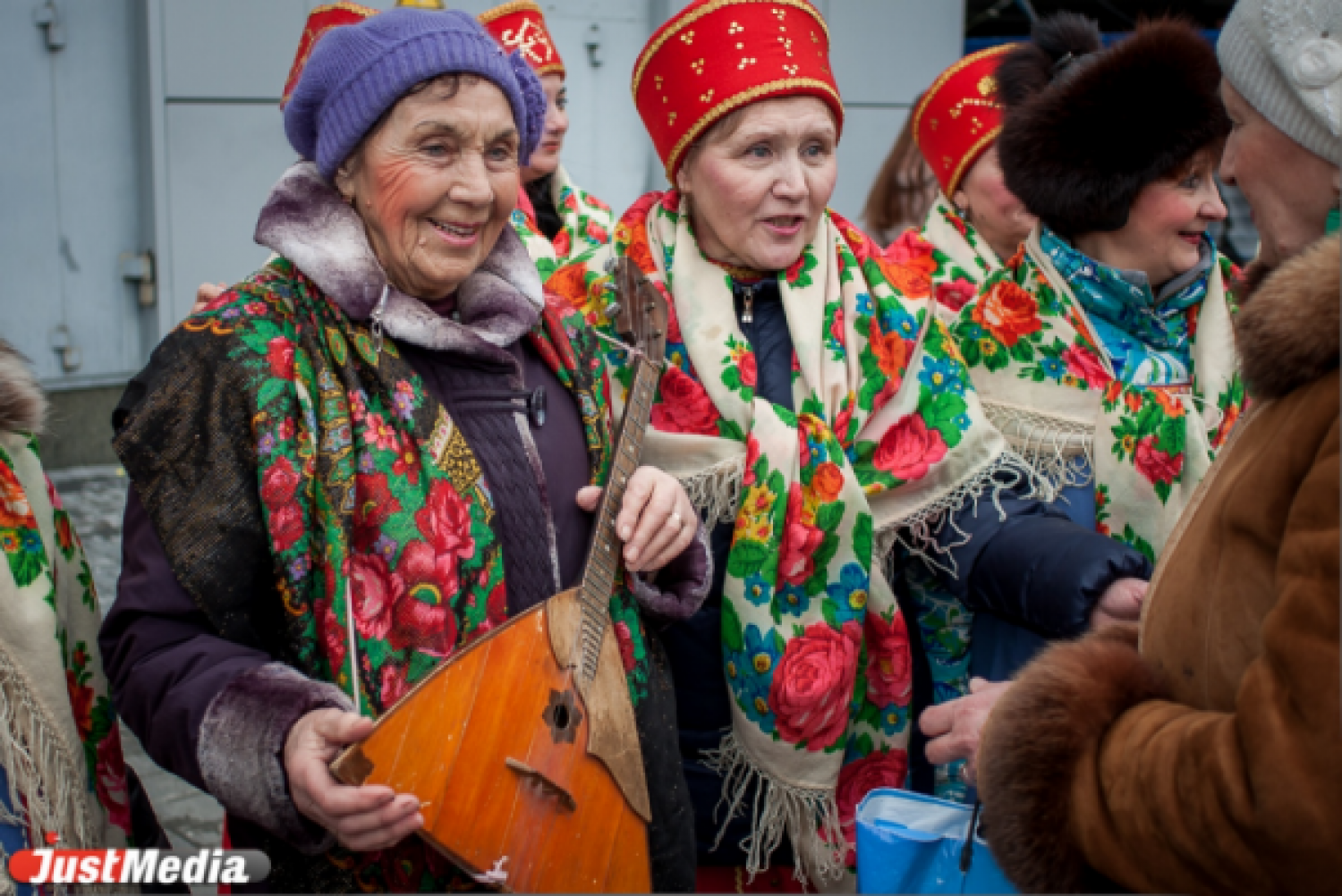 Уральские бабушка одевала. Уральские бабушки которые поют. Музыка Уральские бабушки. Главный батл между бабушки и.