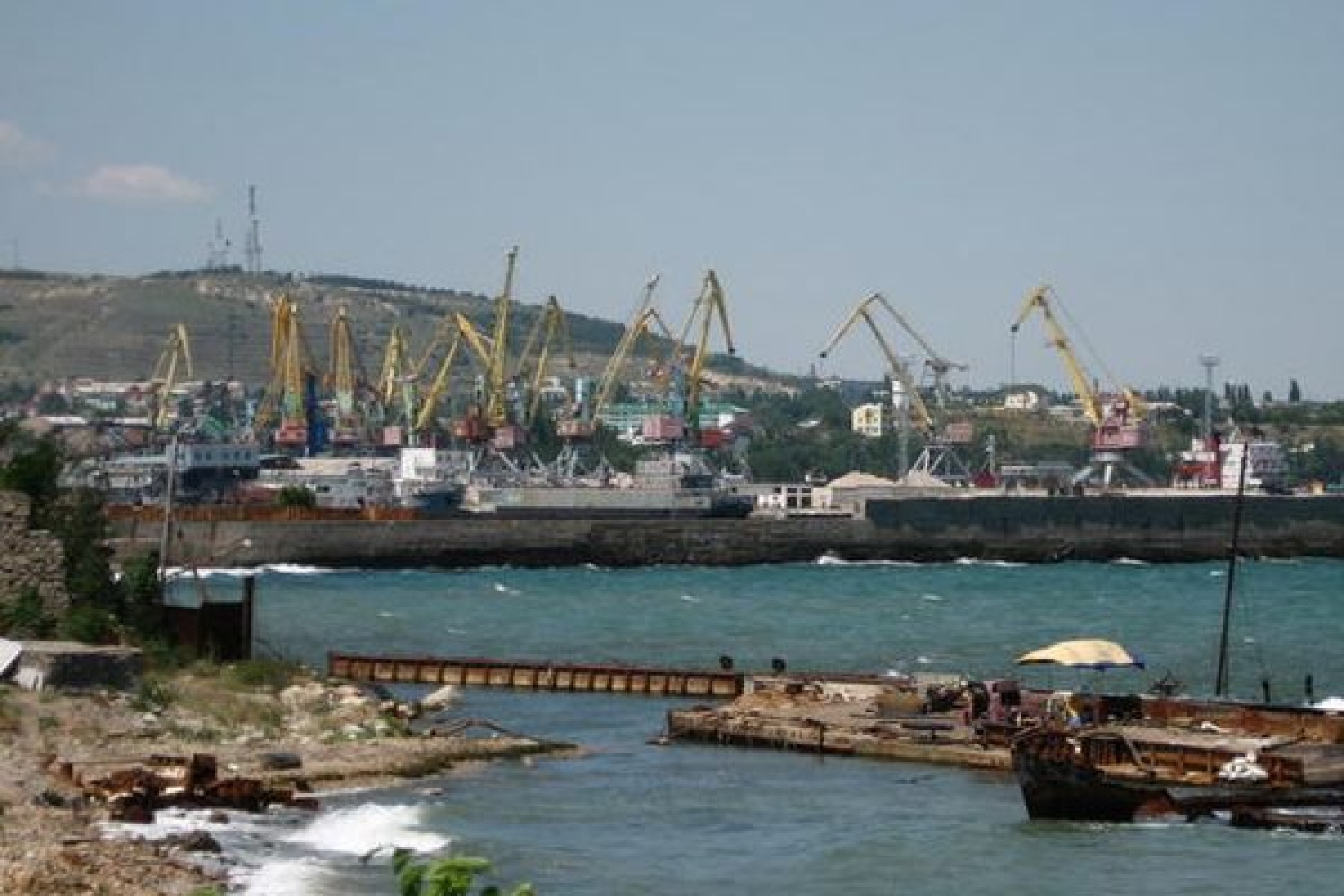 Порт феодосия. Евпаторийский морской торговый порт. Крым Евпатория морпорт. Морские Порты Евпатория Ялта Феодосия. Морские Порты Евпатория Ялты.