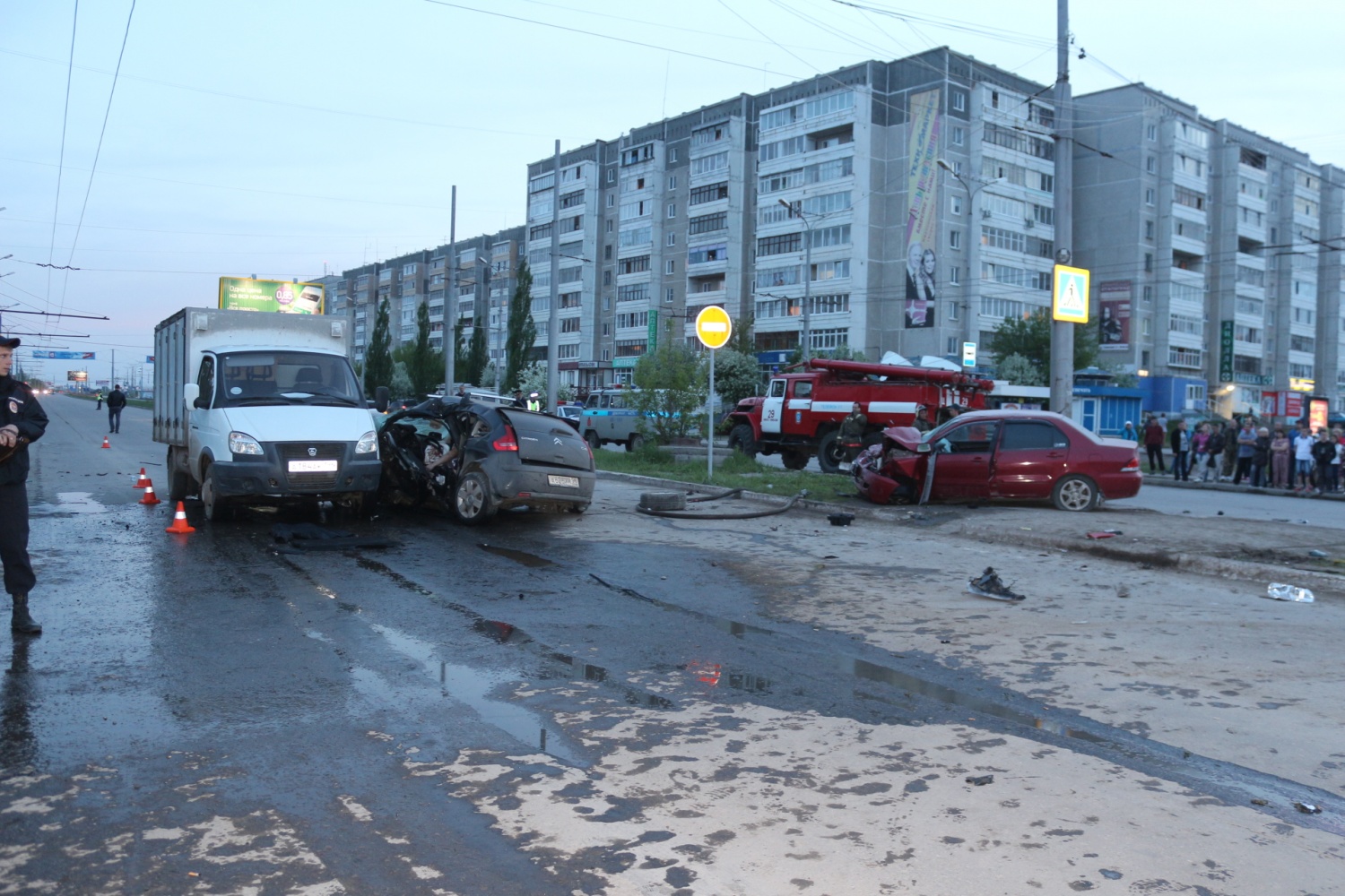 Жуткое ДТП в Каменске-Уральском: уходивший от полицейской погони Мицубиси  протаранил Ситроен. Двое погибших. ВИДЕО, ФОТО. Происшествия -  JustMedia.ru, 22.05.2014