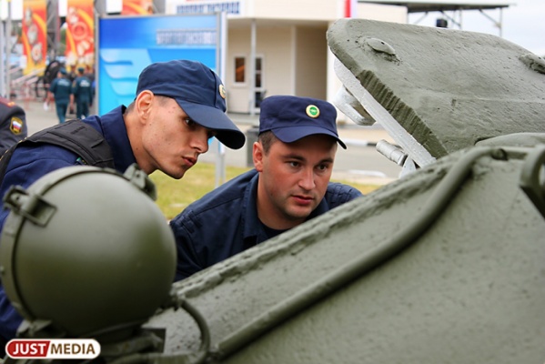 В Екатеринбурге военные будут на время забивать сваи, укладывать шпалы и надевать водолазные костюмы - Фото 1