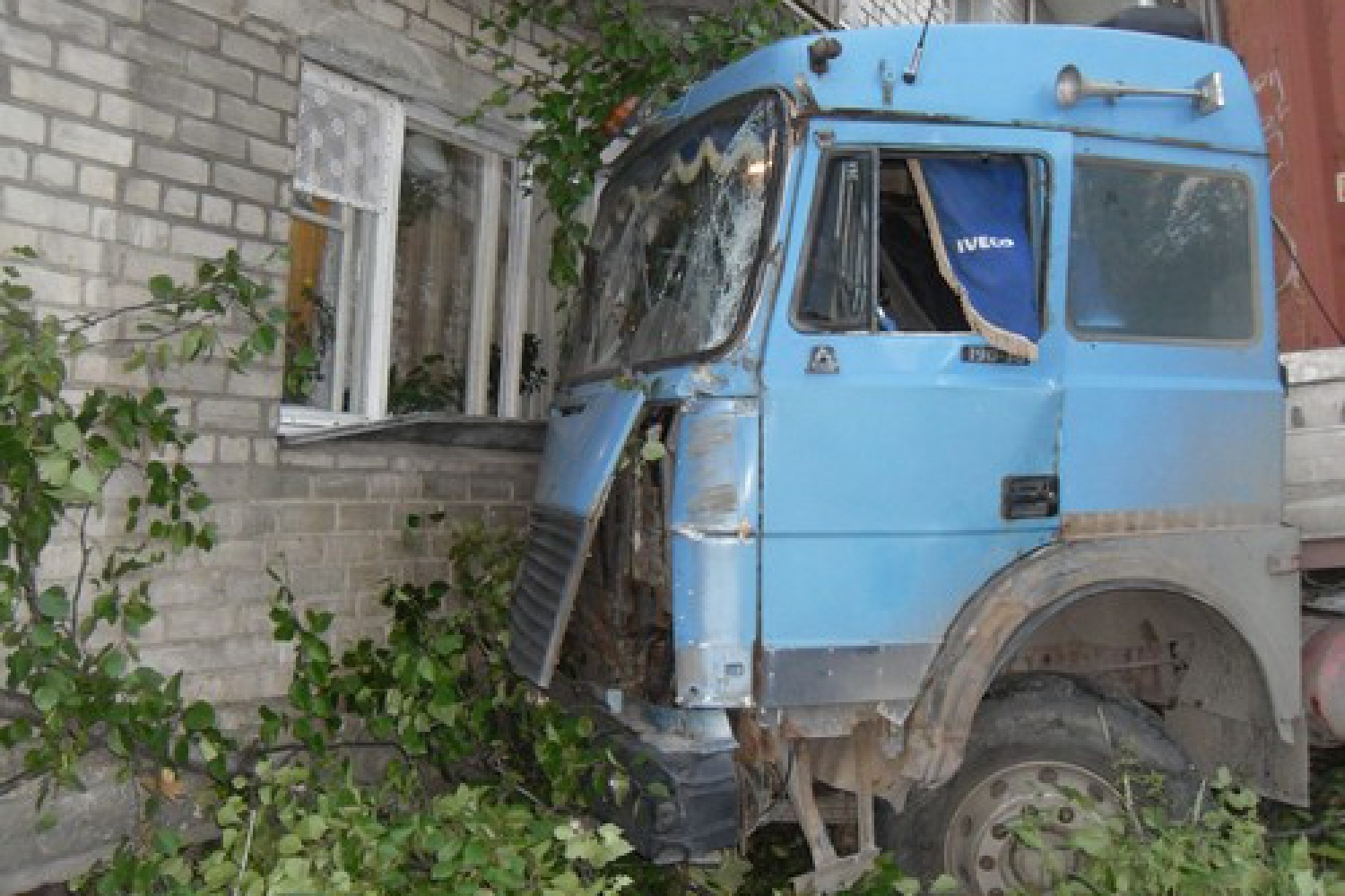 Жители Качканара две недели не давали убрать фуру, протаранившую  пятиэтажку. ФОТО. Общество - JustMedia.ru, 13.08.2014