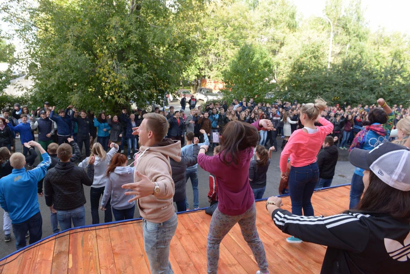 Первокурсников Горного университета призвали не снимать напряжение алкоголем - Фото 1