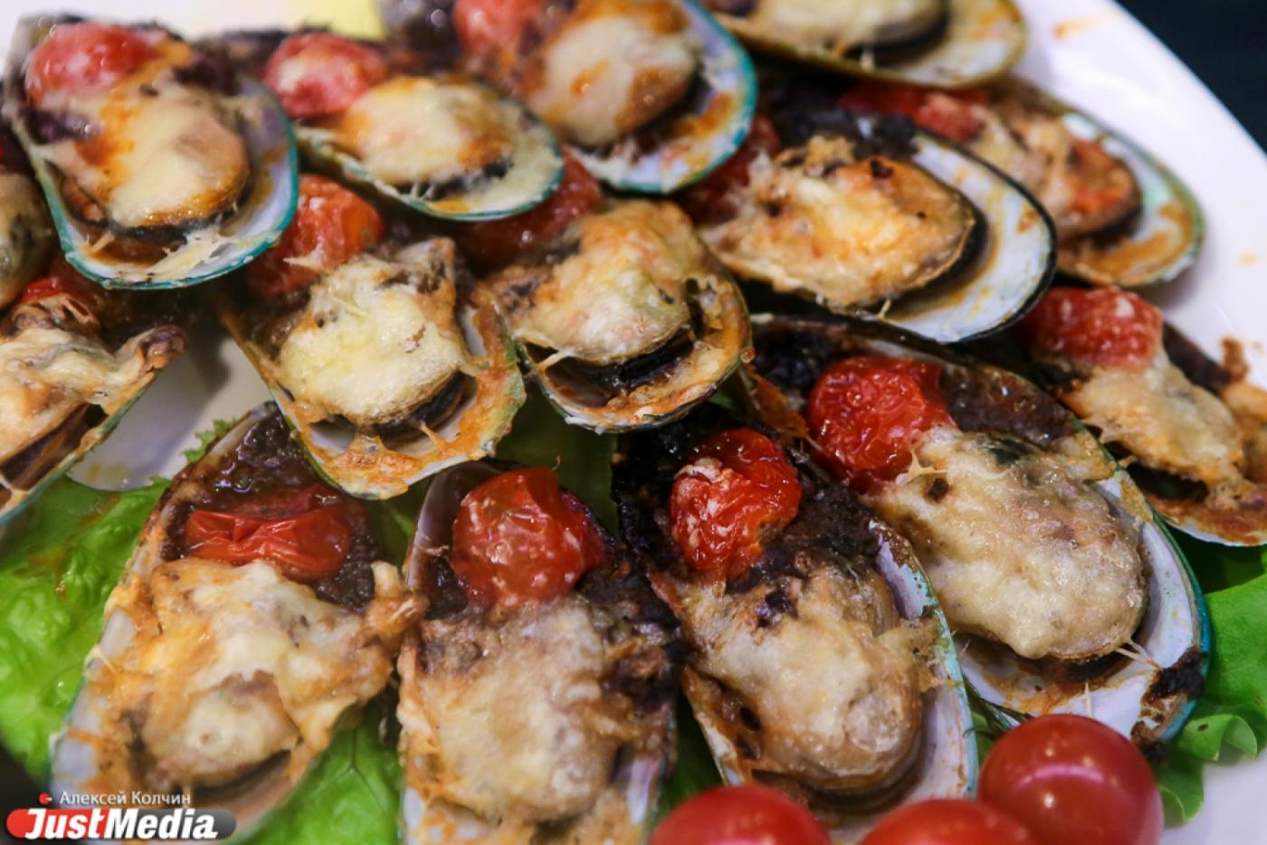 Судак в горчичном соусе и картофельные кнедлики со сливой. Консул Чехии побывал на первом празднике чешского пива в Екатеринбурге - Фото 1