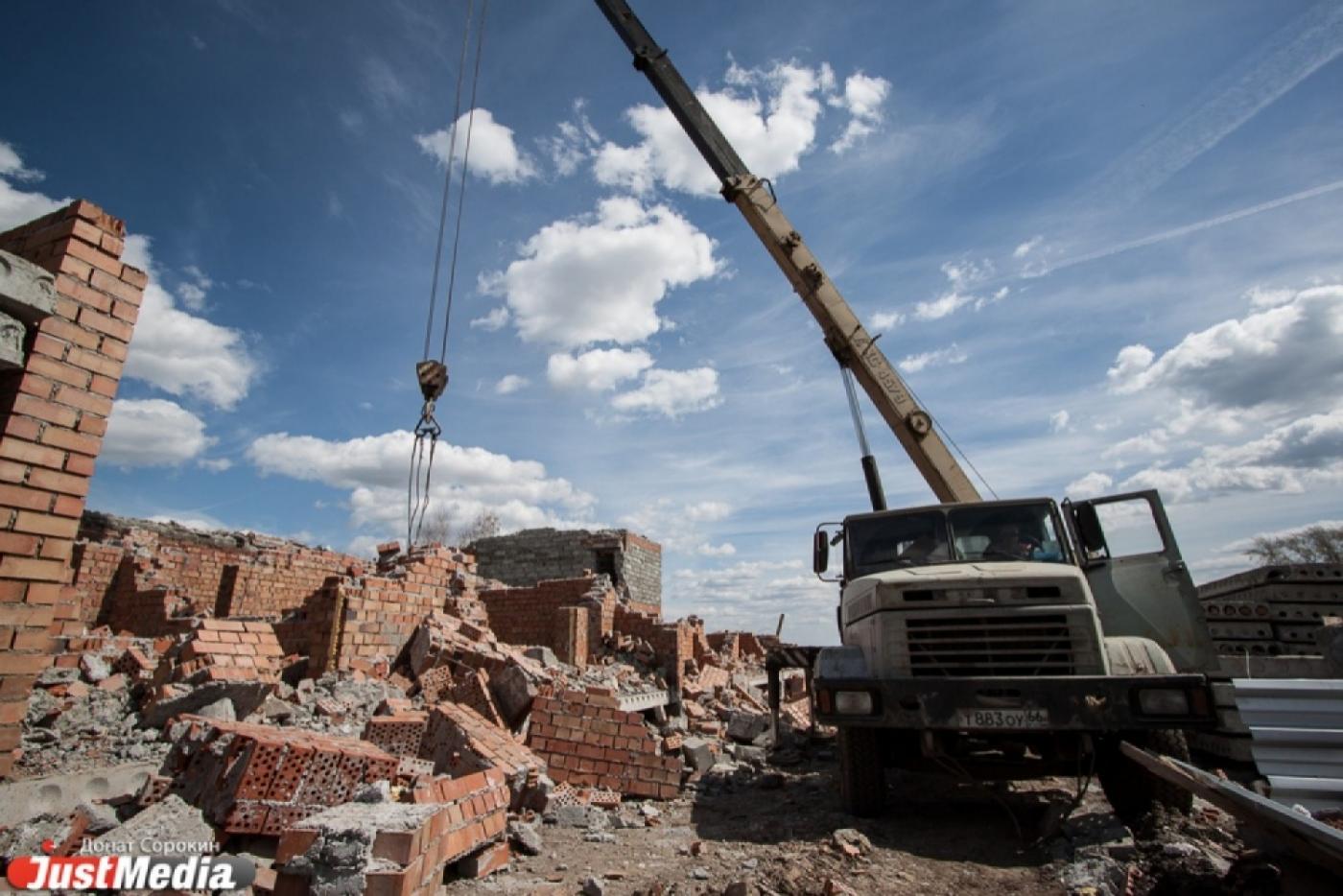 Приставы дали три недели жильцам двух незаконных многоквартирников, чтобы съехать - Фото 1