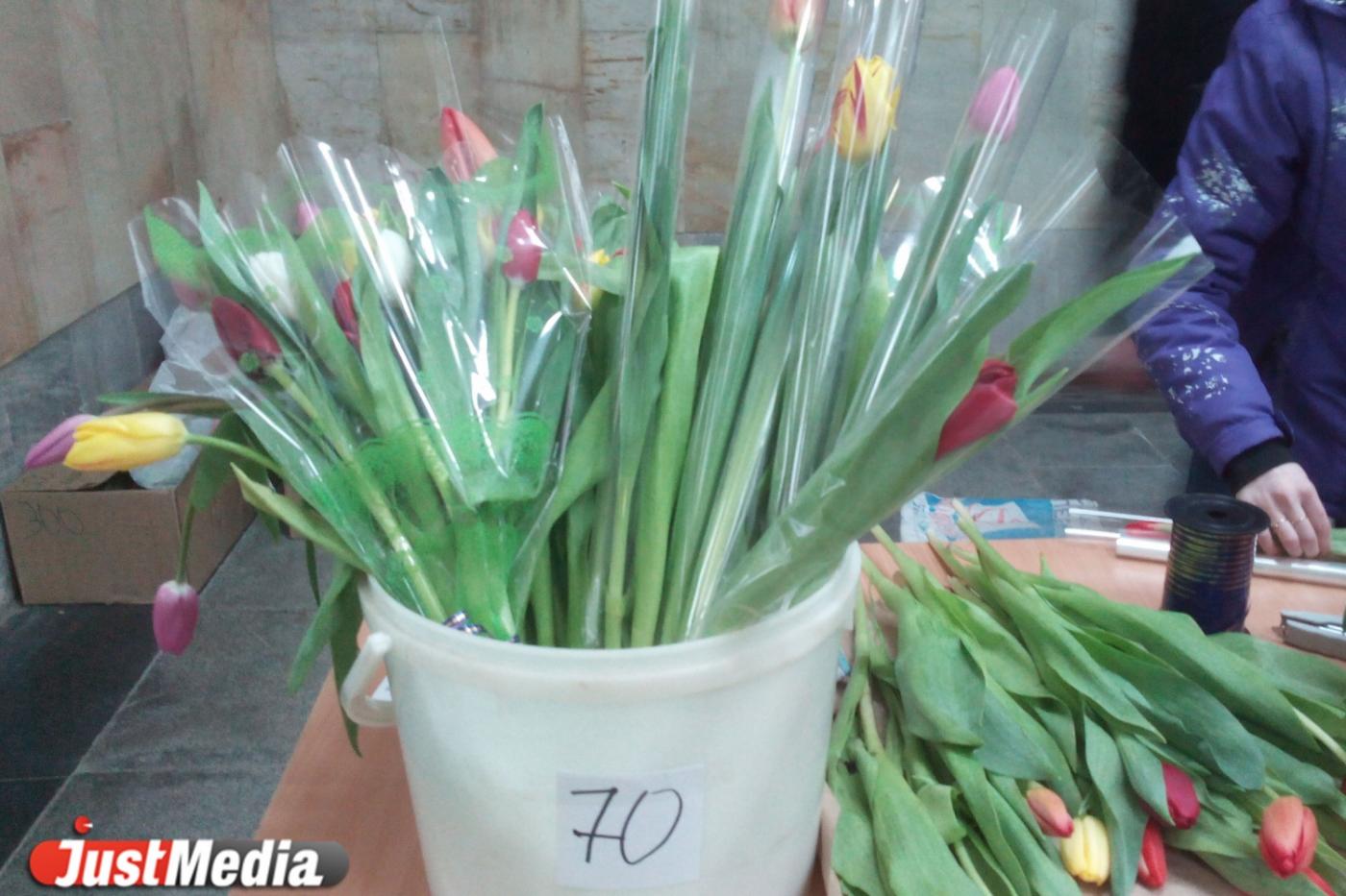 Екатеринбургский метрополитен запестрел тюльпанами - Фото 1