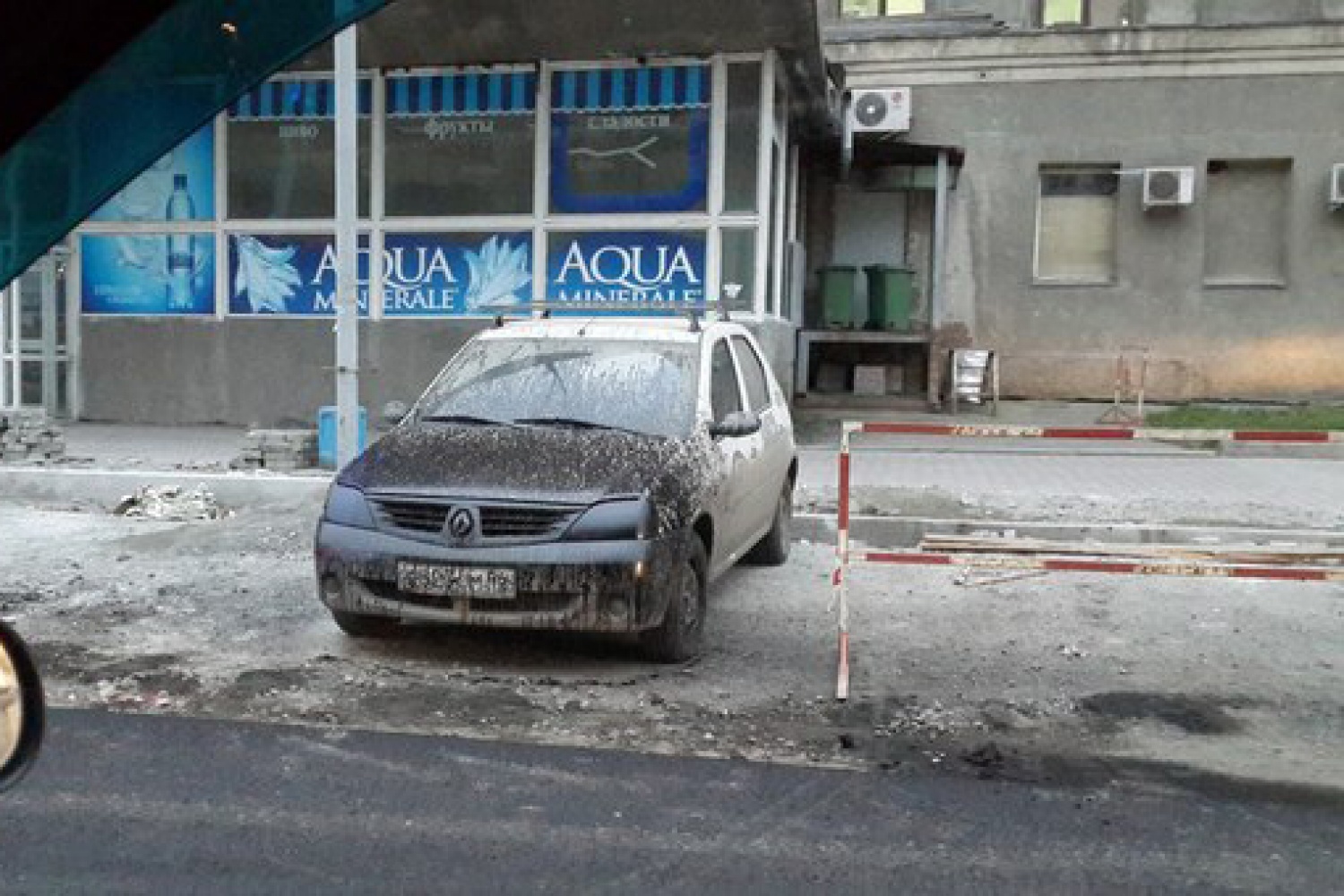 Ремонт по-черному. В Екатеринбурге возле Дома кино дорожники облили битумом  припаркованные автомобили. Общество - JustMedia.ru, 26.09.2014