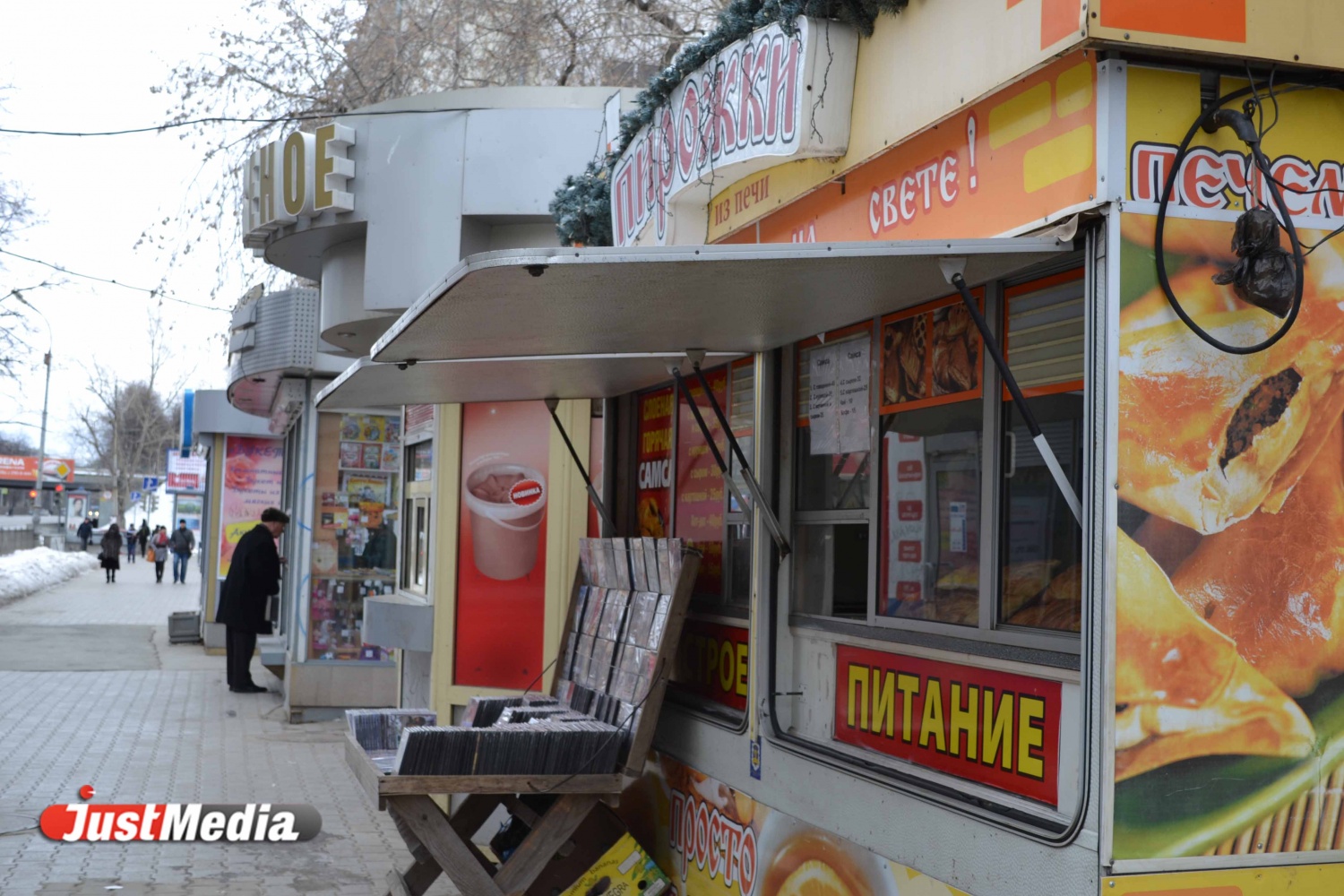 Большая шаурма екатеринбург. Шаурма Уралмаш. Киоск под шаурму фото.