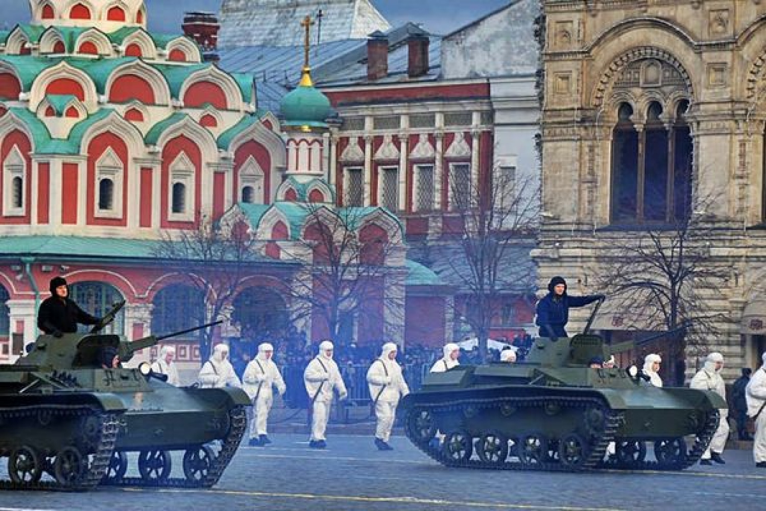 Марш на красной площади. Дня военного парада на красной площади в осажденной фашистами Москве. Парады России история.