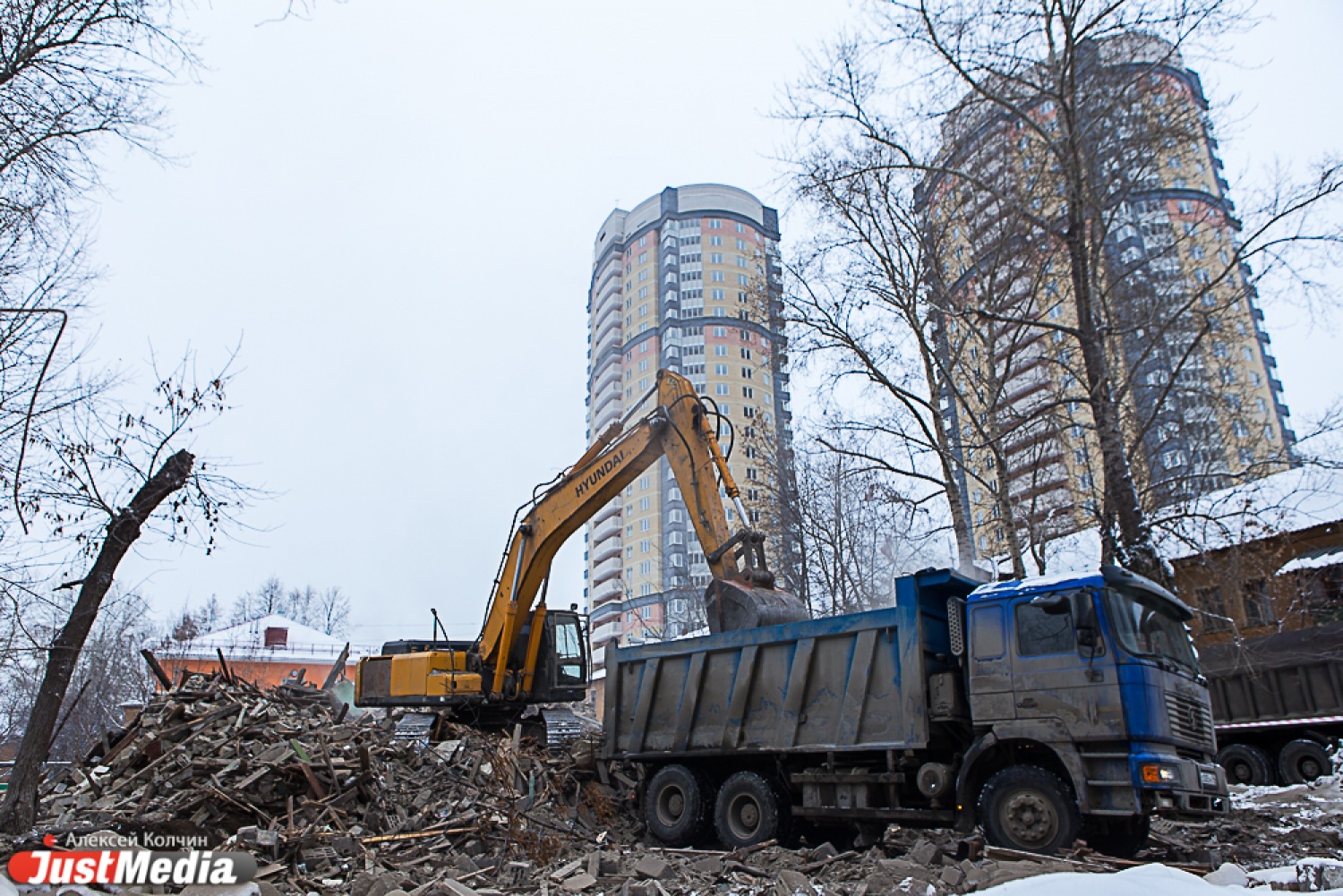 В Пионерском поселке сносят последний участок с ветхим жильем, чтобы  построить новый микрорайон. Общество - JustMedia.ru, 12.11.2014