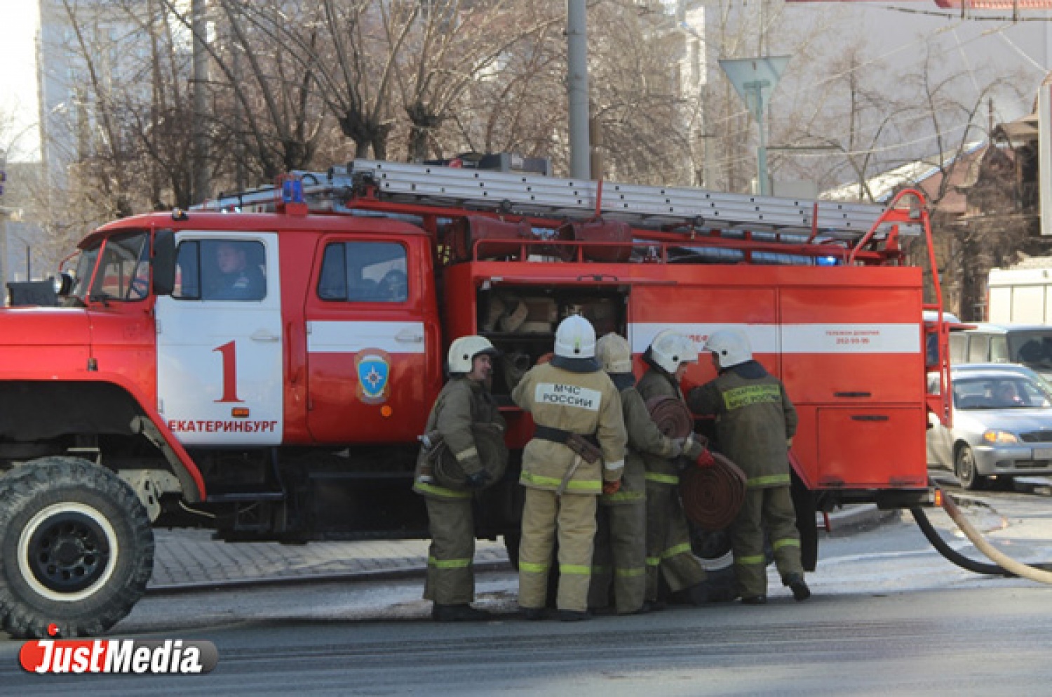 В Екатеринбурге во время пожара в 10-этажном многоквартирнике погибла  пенсионерка. Общество - JustMedia.ru, 12.02.2015