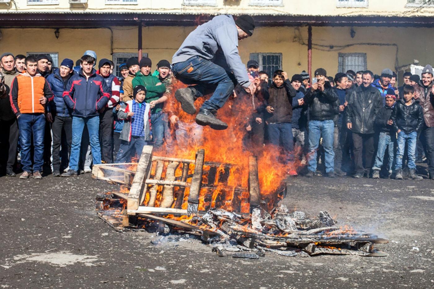 В Екатеринбурге на овощебазе разожгли магический костер - Фото 1