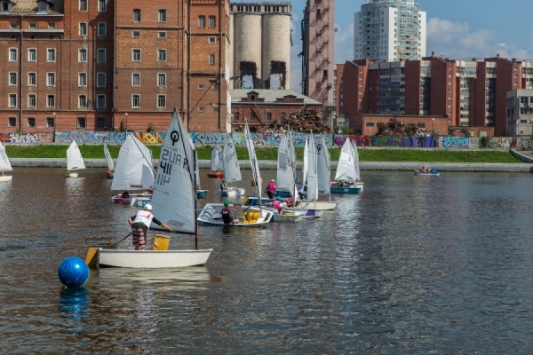 В центре Екатеринбурга проходит детская парусная регата - Фото 1