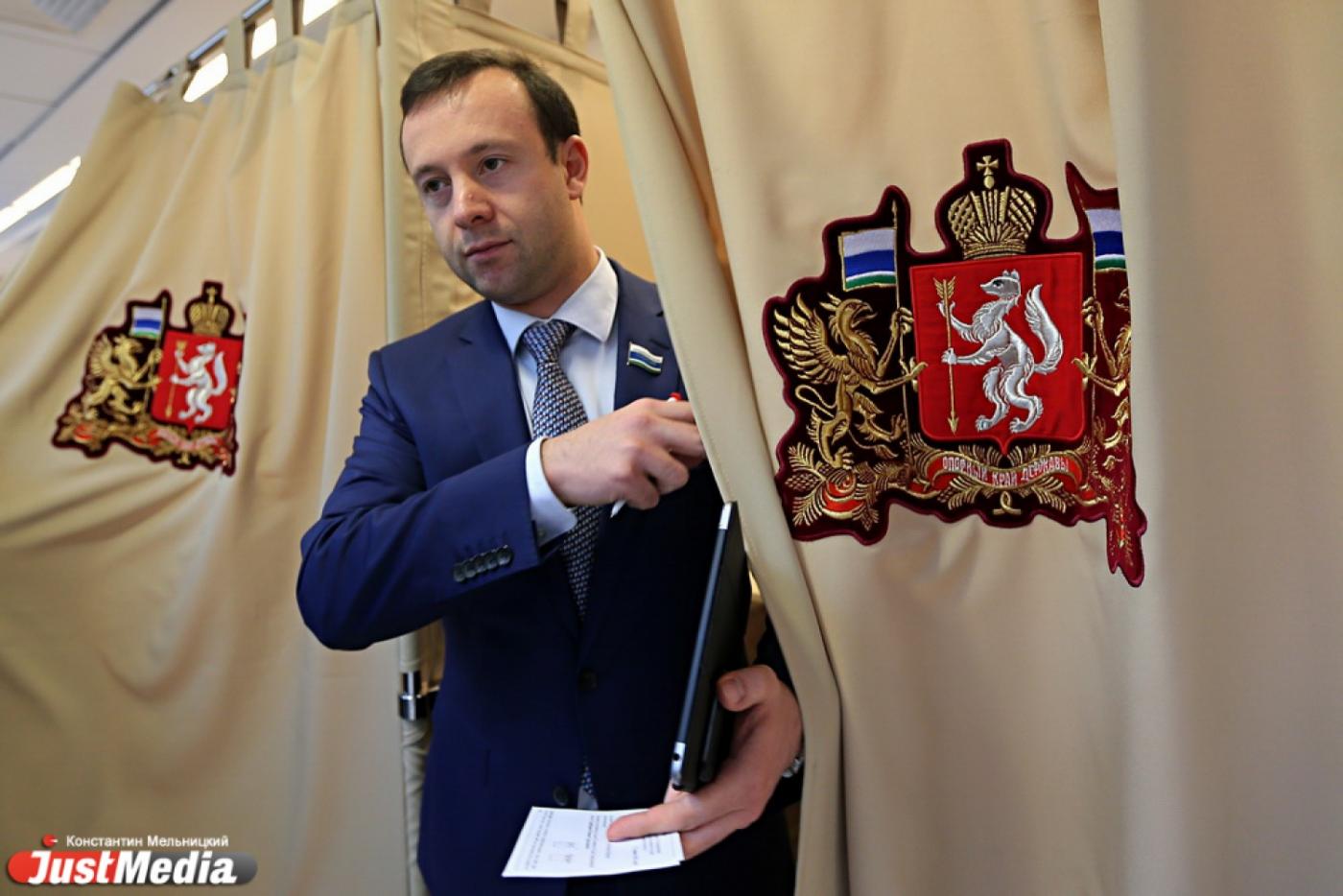 Депутаты не оценили поступок Коробейникова: «Его троцкистские штучки пугают старших коллег» - Фото 1