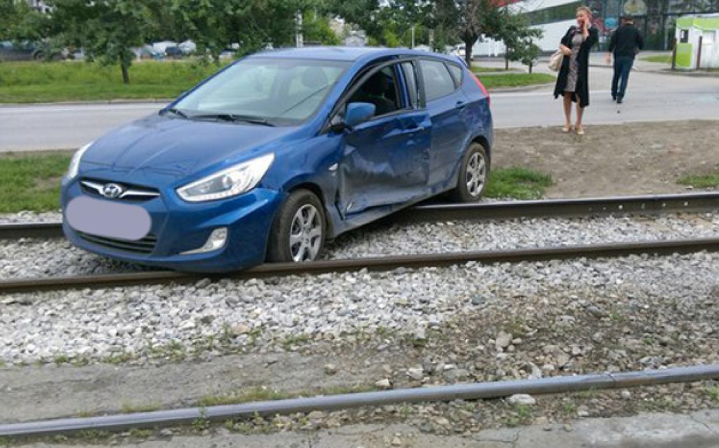 На ЖБИ из-за столкновения двух машин встали трамваи - Фото 1