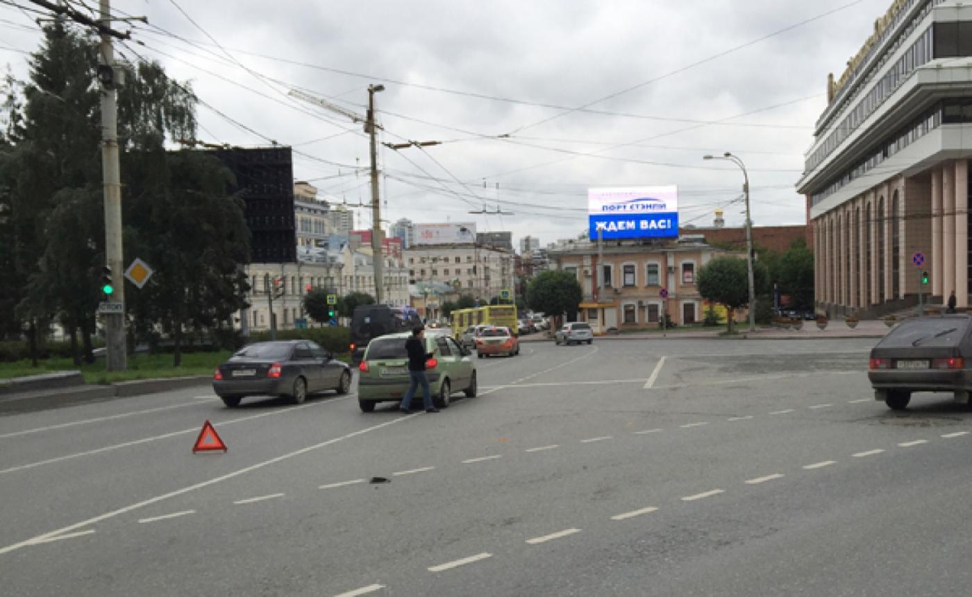 На Малышевском кольце «четырнадцатая» не поделила дорогу с Matiz - Фото 1