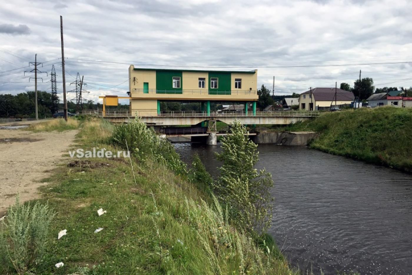 В Верхней Салде автомобиль с инспектором ДПС утонул в пруду - Фото 1
