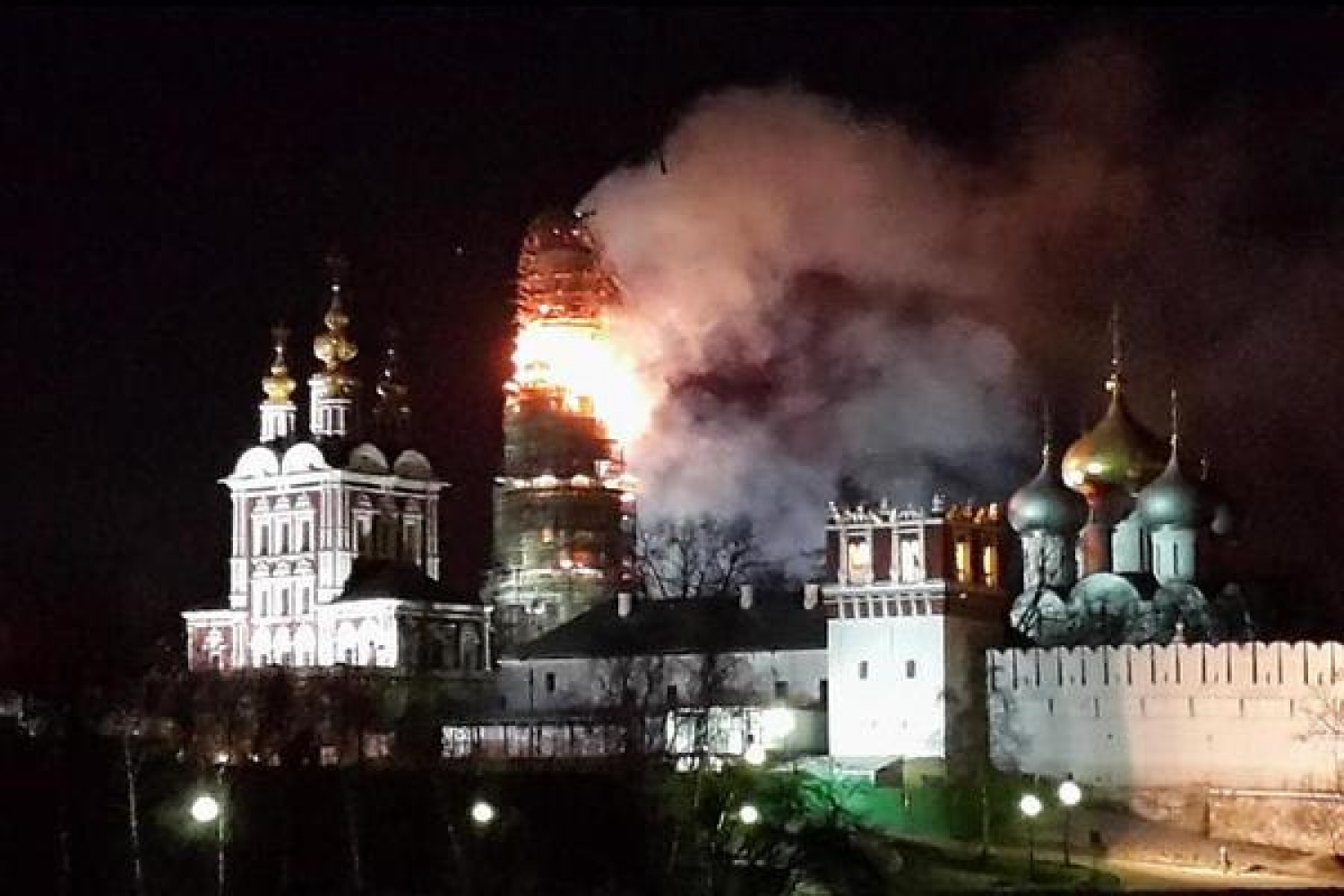 Горящая москва. Пожар в Новодевичьем монастыре в Москве. Новодевичий монастырь в огне. Новодевичий монастырь после пожара. Новодевичий монастырь в Москве взрыв.