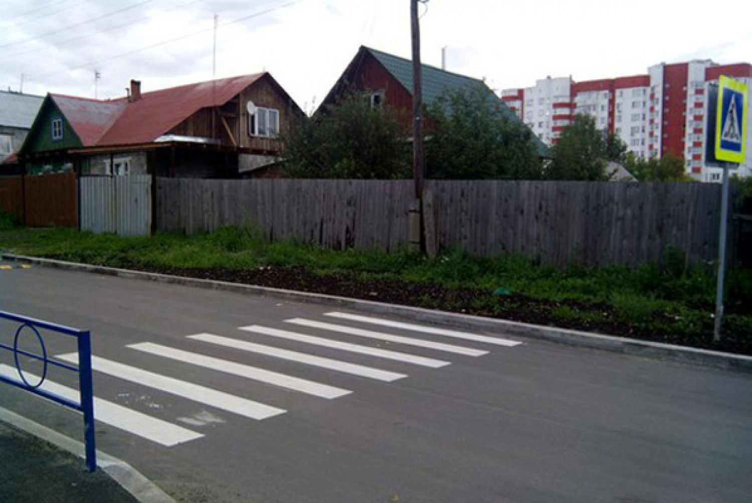 Отсутствовать тротуар. Ограждение тротуара. Пешеходный переход в забор. Ограждение дорожных служб. Ограждения, и тротуары на дорогах 3 категории.