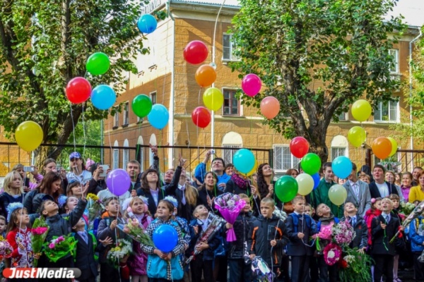 Свердловские школы сегодня открыли двери для полумиллиона школьников - Фото 1