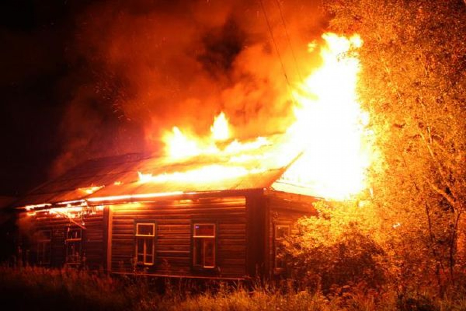 Поджог. Горящий дом. Горящий дом в деревне. Пожар в деревенском доме. Дом горит.