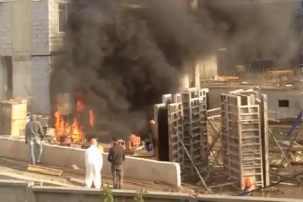 На Челюскинцев горит строящийся жилой дом - Фото 1