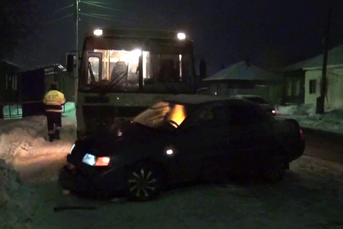 В Ирбите «Лада» столкнулась с автобусом. Пострадал водитель легковушки - Фото 1