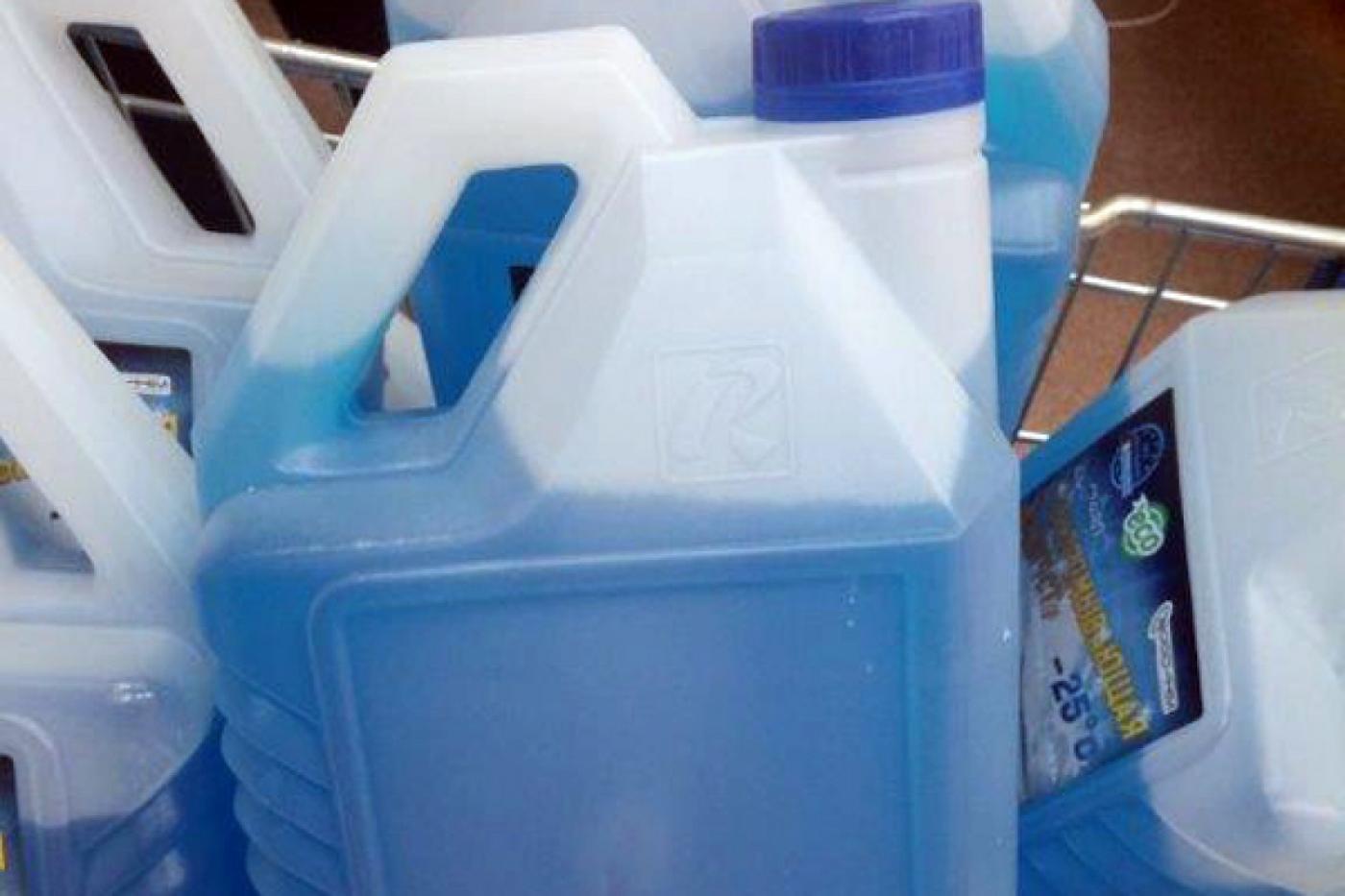 Сотрудники Роспотребнадзора изъяли в автомагазине стеклоомыватель с метанолом - Фото 1