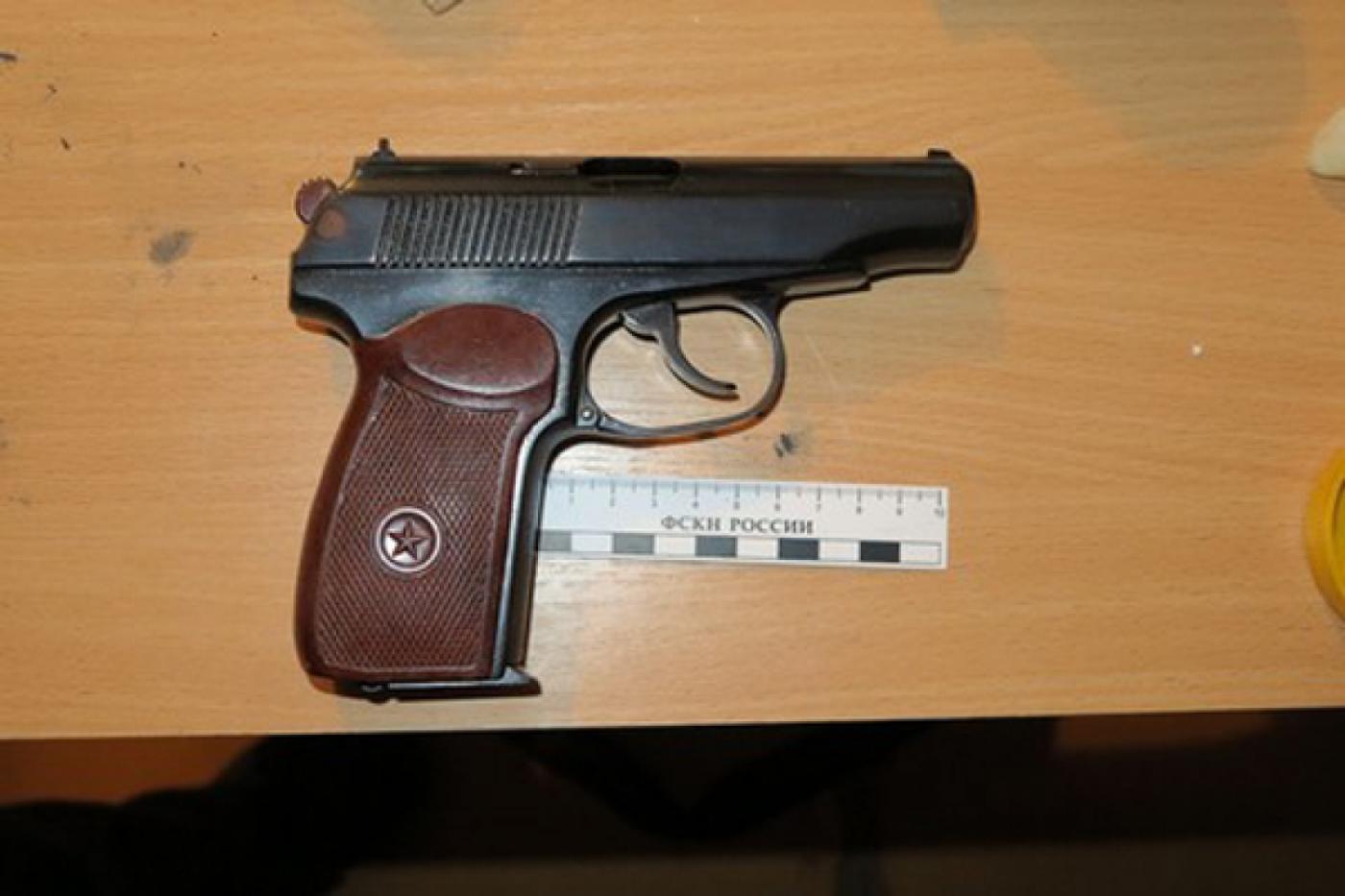 В квартире жителя Каменска-Уральского силовики обнаружили наркотики и самодельное оружие - Фото 1