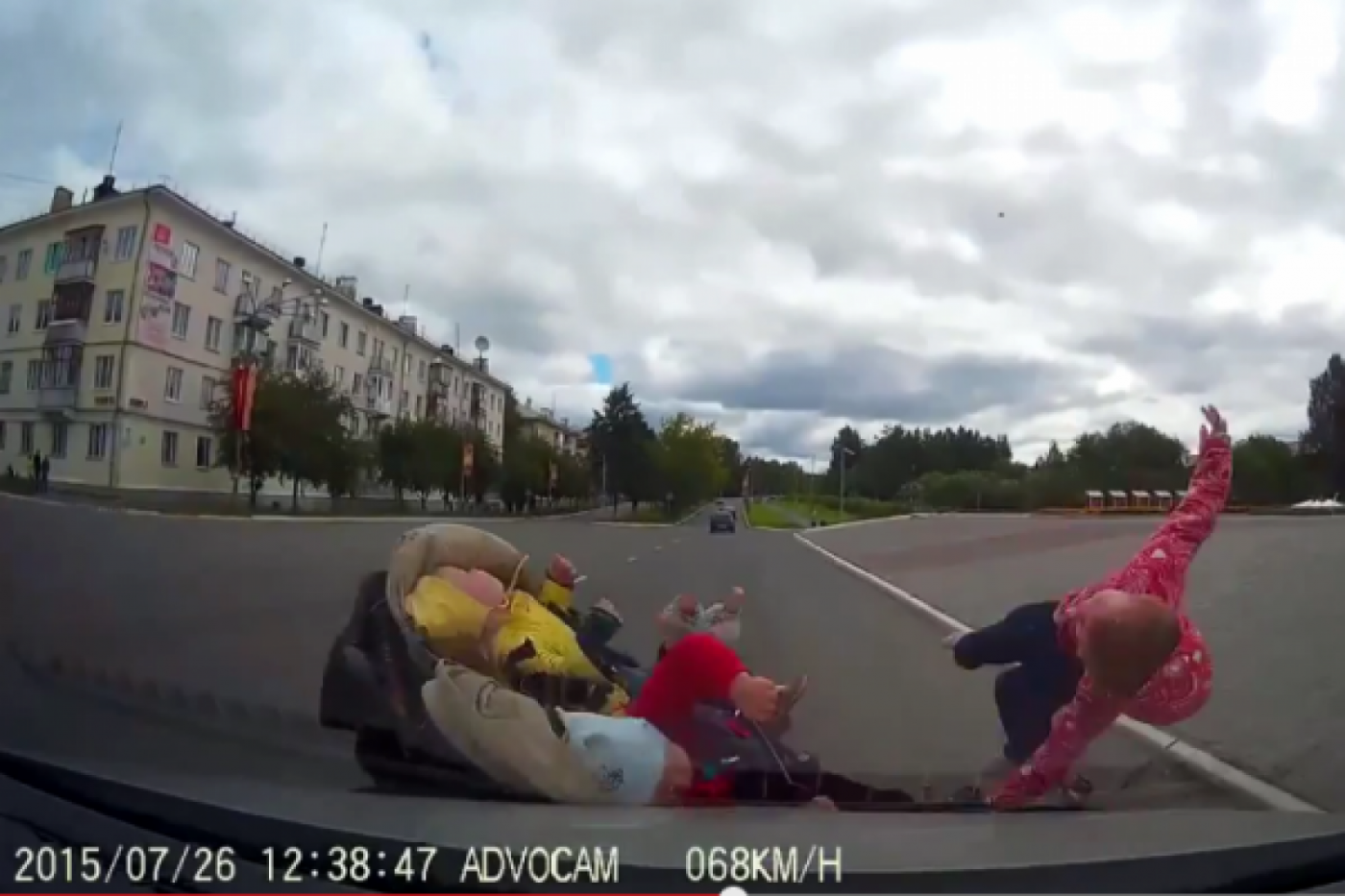 Водитель из Лесного, сбивший коляску с тремя детьми, ушел от наказания. ВИДЕО - Фото 1