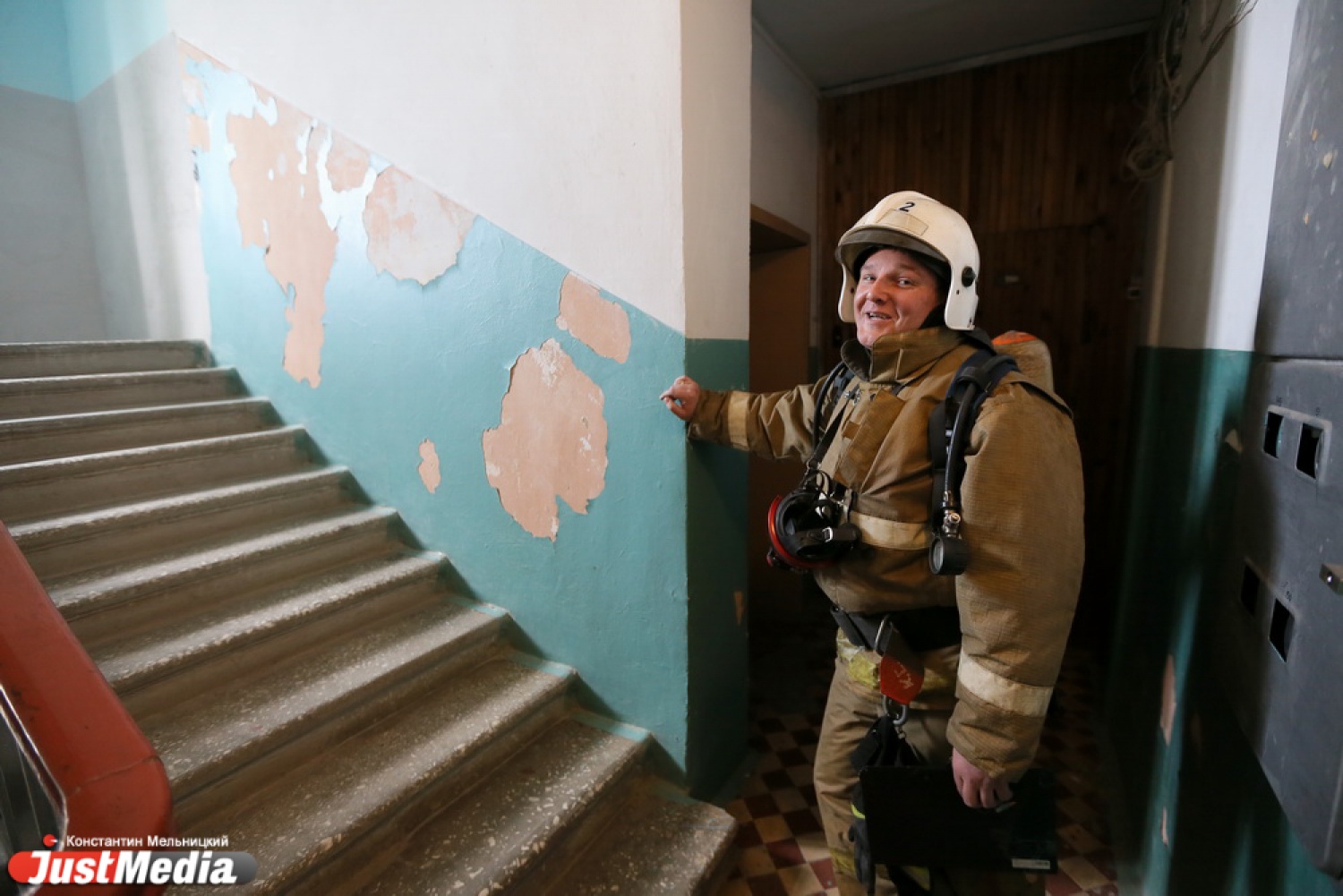 Жесть екатеринбург. Пожар альпинистов. Пожар в подъезде. Пожар на альпинистов 57 е1. Следственный комитет пожар.