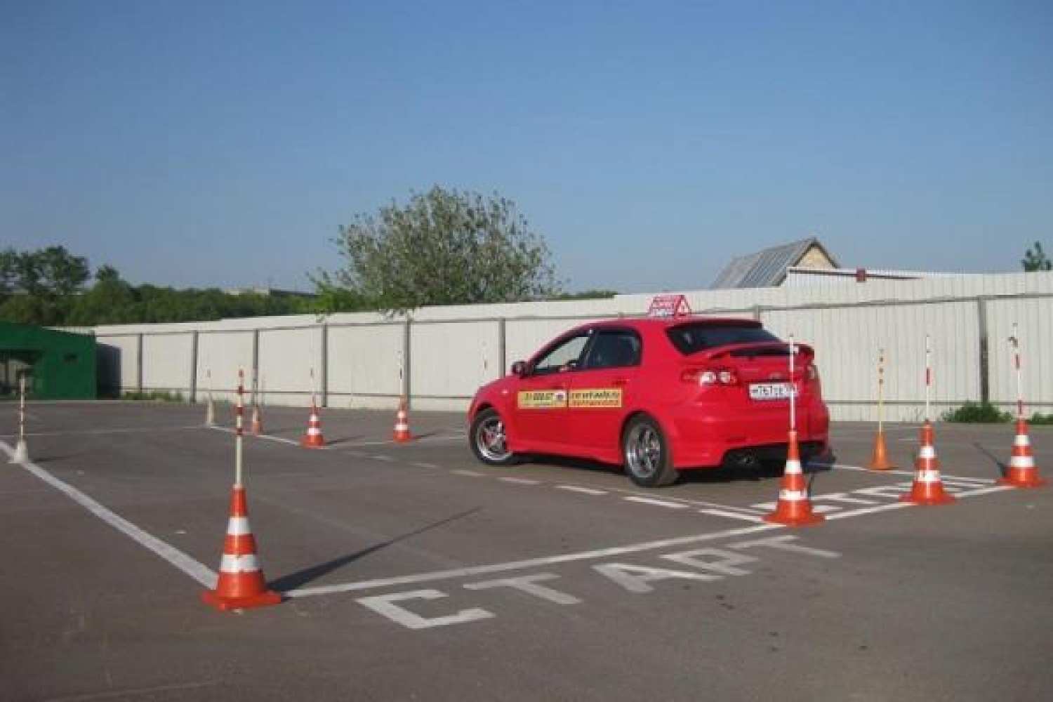 Практический экзамен. Экзамен в ГАИ автодром. Машина на автодроме. Учебный автомобиль на площадке. Учебная езда на автодроме.