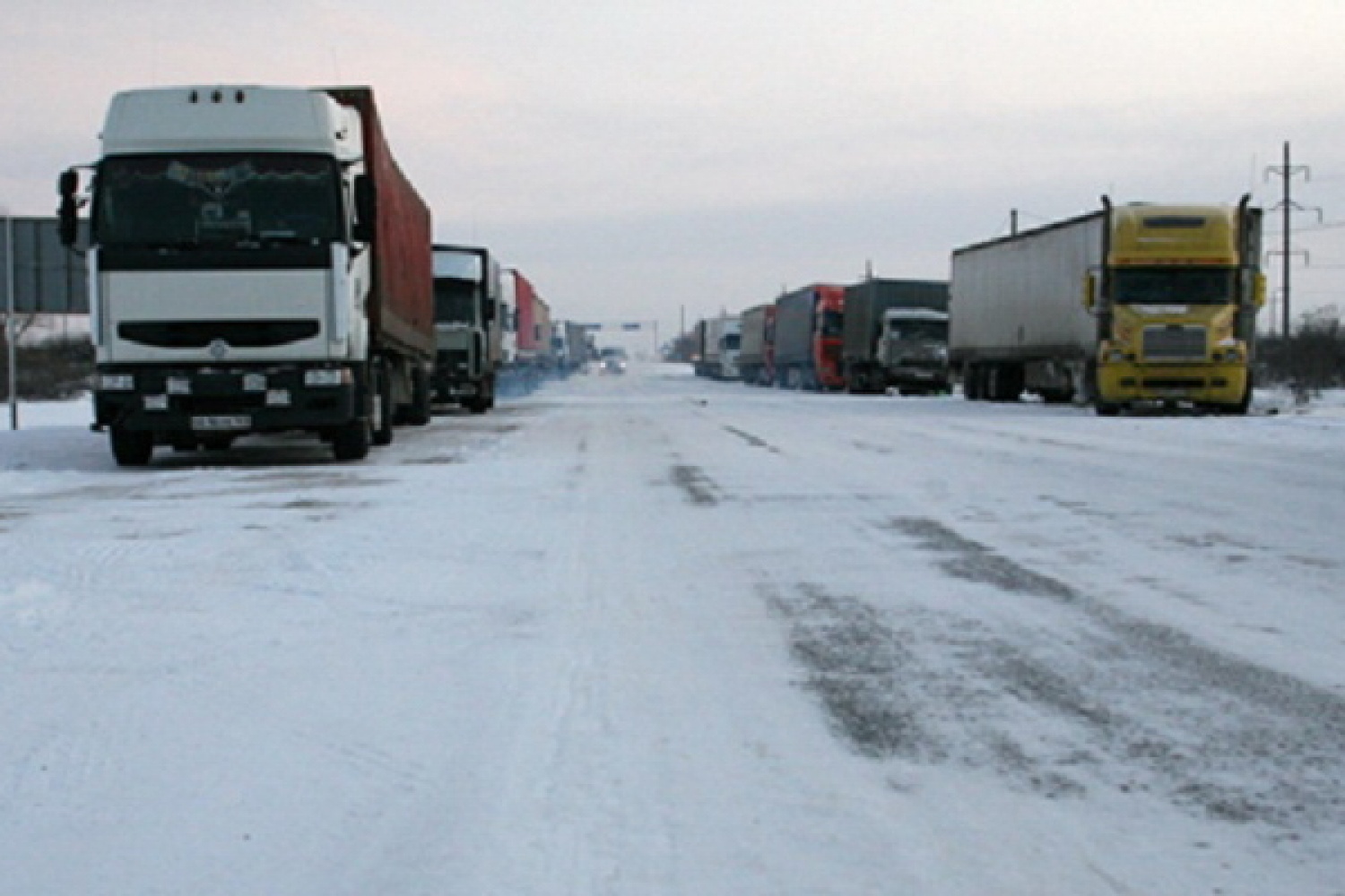 Зимняя стоянка грузовиков