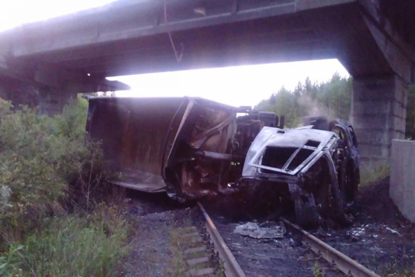 Самосвал опрокинулся на железнодорожные пути и загорелся - Фото 1