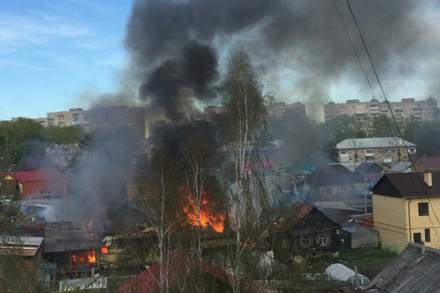 Пожар в пансионате воронеж. Пожар в Екатеринбурге сейчас на Вторчермете. Сгорел дом на Вторчермета.