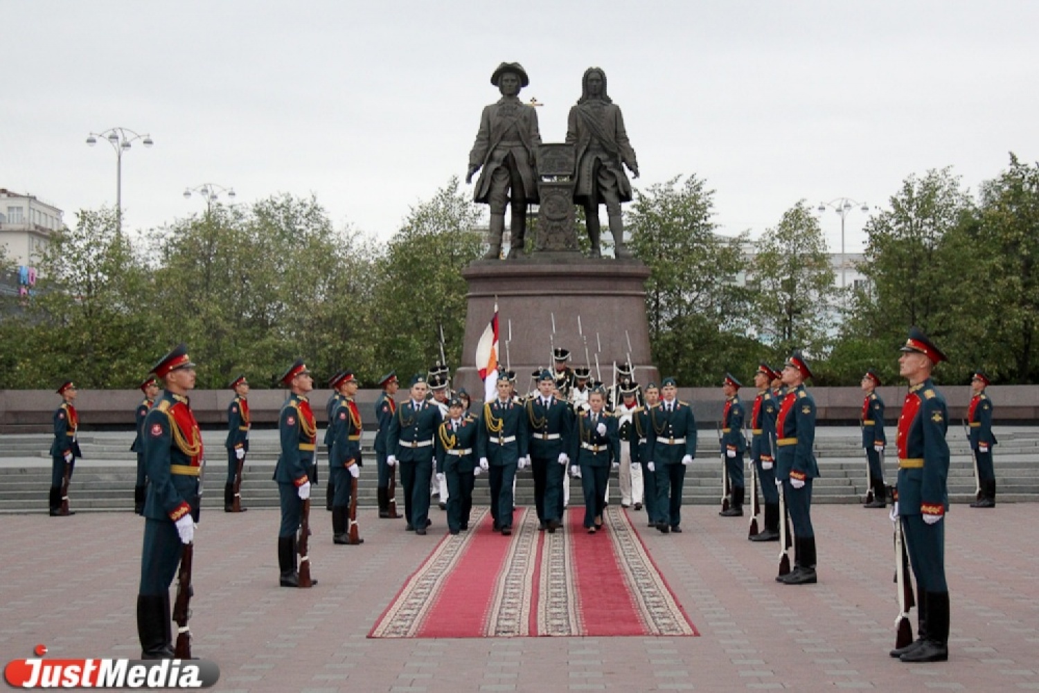 Сколько лет исполнилось екатеринбургу юбилей. О праздновании 300- летия Екатеринбурга. 300 Летие ЕКБ. Мероприятия к 300 летию Екатеринбурга. 300 Летие Екатеринбурга одежда.