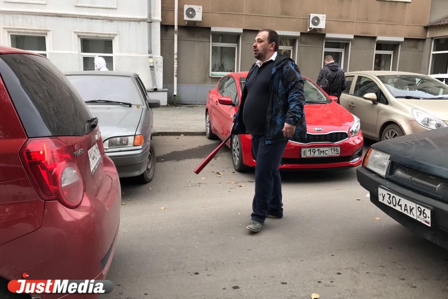 Водитель «девятки» держался за челюсть». В центре Екатеринбурга  автомобилисты устроили драку с битами. ФОТО, ВИДЕО. Происшествия -  JustMedia.ru, 29.09.2016