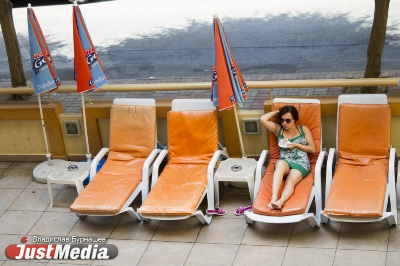 Ростуризм просит россиян не покидать территории отелей из-за обстрела в Анталье - Фото 1