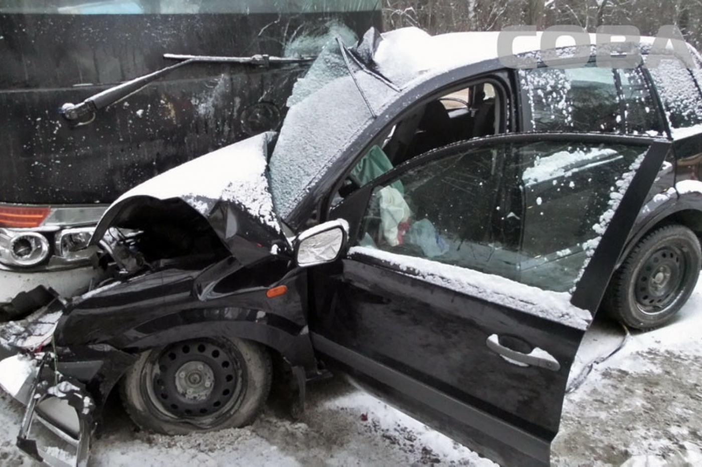 На Шарташе Ford въехал под автобус. Водитель погиб, подросток-пассажир покалечился. ФОТО - Фото 1