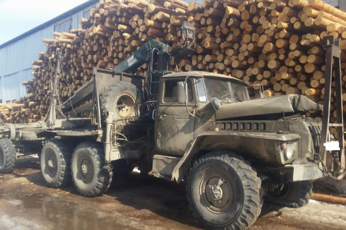 Пьяный водитель лесовоза снес газопровод и иномарку в Ревде - Фото 1