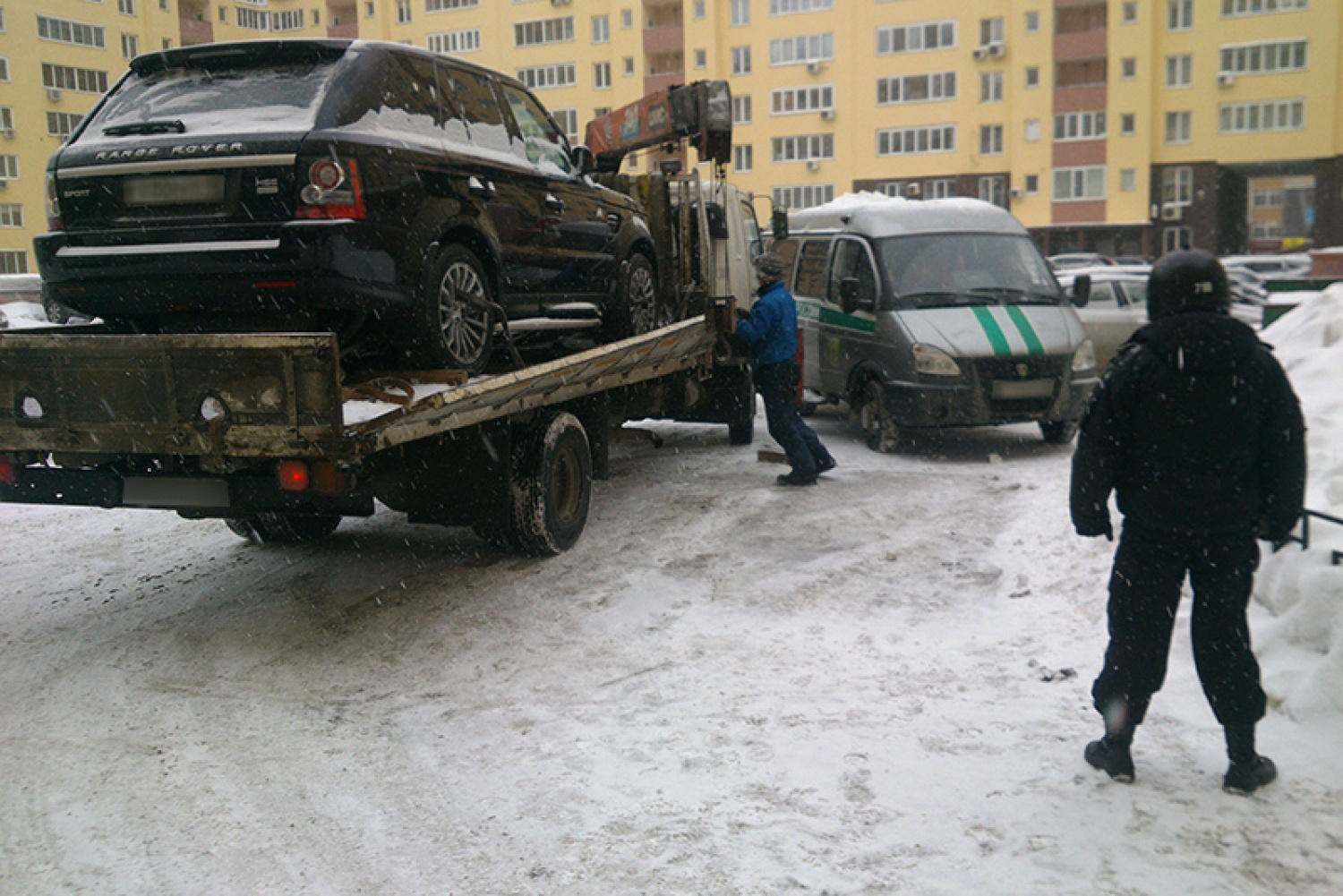 Екатеринбурженка хотела спрятать от судебных приставов Range Rover Sport.  Общество - JustMedia.ru, 22.02.2017