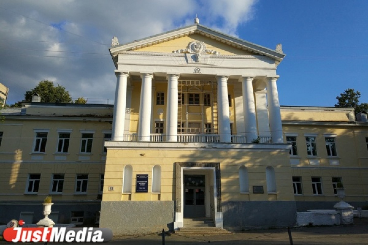 Екатеринбургский монтажный колледж улица. Екатеринбургский монтажный колледж. Монтажный колледж в Екатеринбурге. Монтажный колледж здание. Здание екатеринбургского монтажного техникума реконструкция.