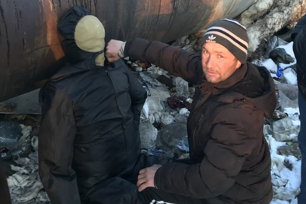 В Екатеринбурге осудили бездомного, который зарезал своего собутыльника на теплотрассе  - Фото 1