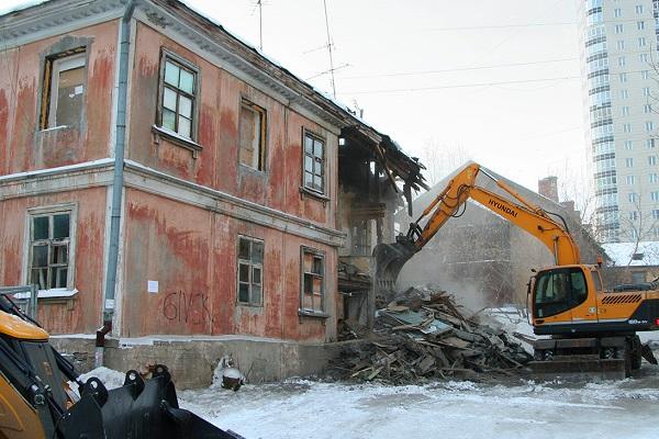 В Екатеринбурге рабочие начали сносить аварийные бараки на улице Энергостроителей - Фото 1