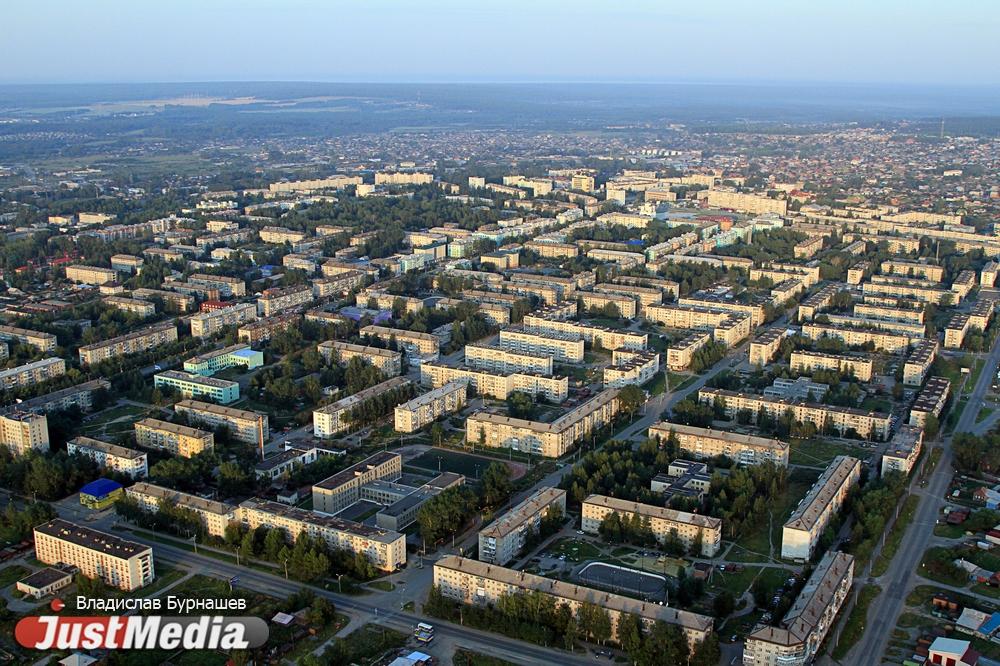 Жители Серова жалуются Путину на УК, которая отремонтировала их крышу пленкой - Фото 1