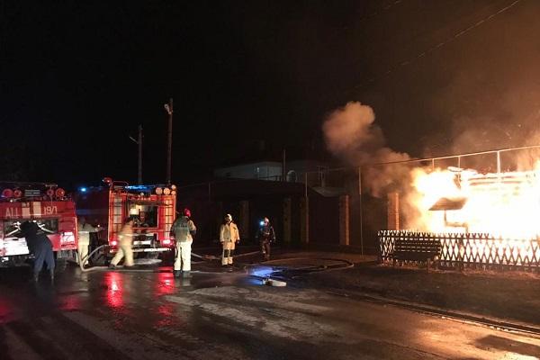 Житель Патрушей вытащил двух пенсионеров из горящего дома - Фото 1