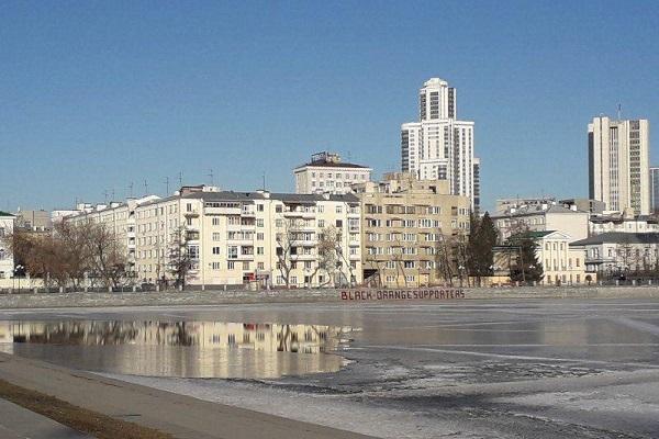 «Не приветствуем такой креатив». «Урал» прокомментировал фанатское граффити на набережной Городского пруда - Фото 1