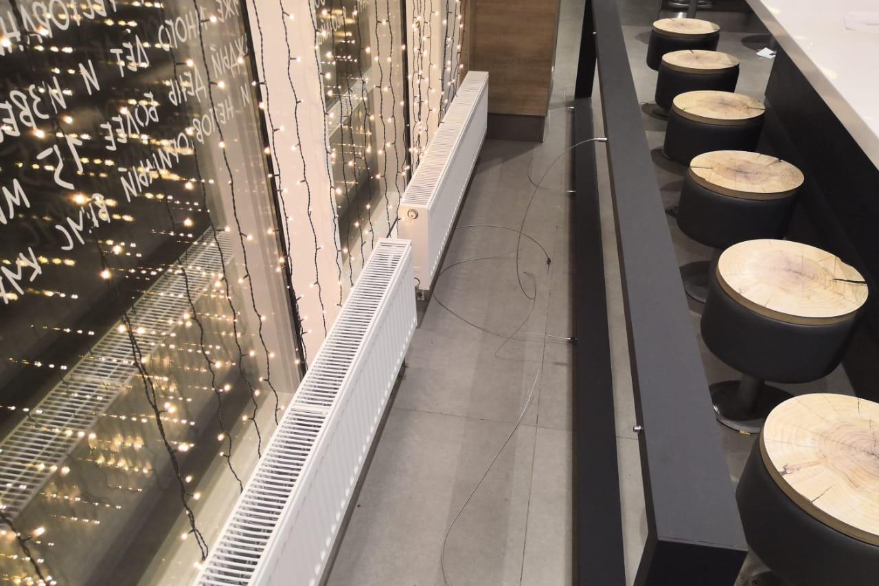 В ТЦ «Омега» на семерых подростков упала тяжелая декоративная конструкция - Фото 1