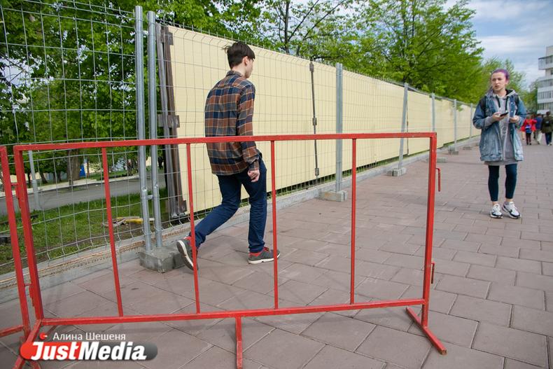 Глава фонда святой Екатерины Александр Андреев: «Забор на площадке у театра Драмы демонтируют» - Фото 1