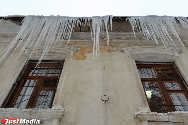 Еще одна жертва. Следователи проводят проверку падения сосульки на голову беременной женщине - Фото 1