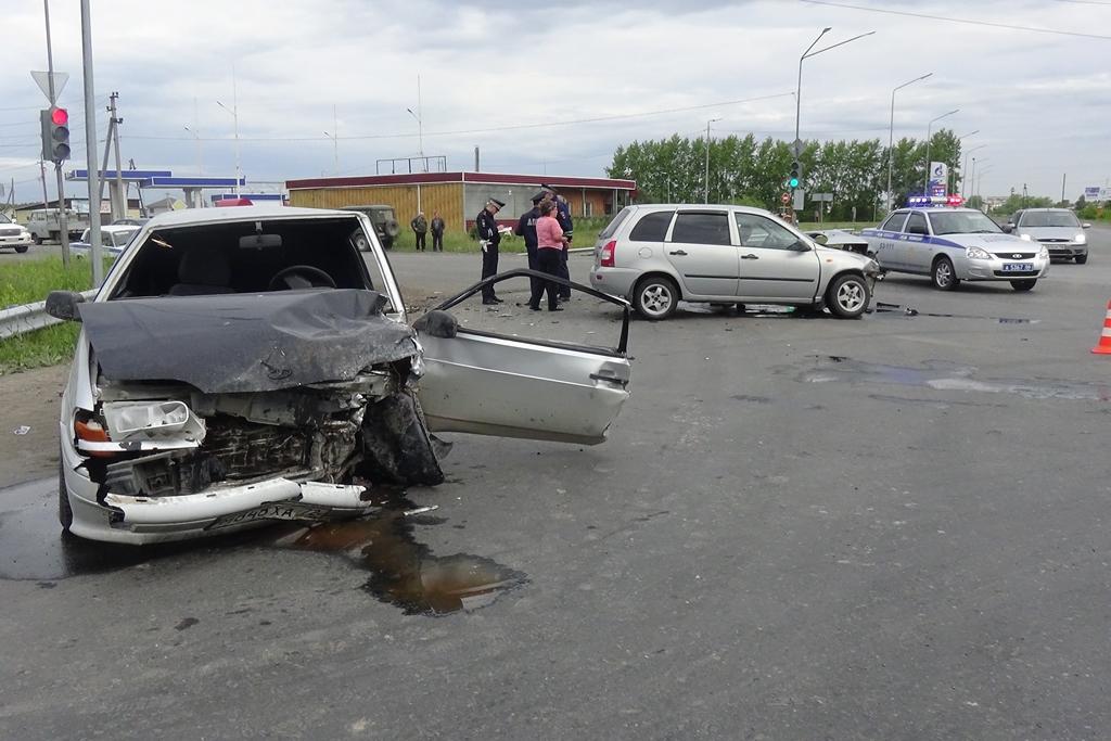 В Сухом Логу водитель-новичок устроил ДТП, в котором пострадал сам и покалечил мужчину с ребенком - Фото 1